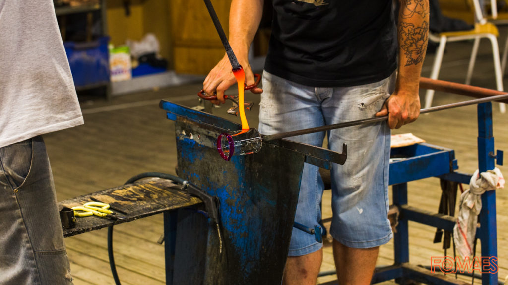 Dieses Foto von Glashandwerkern soll verdeutlichen, wie alltägliche Arbeiten für den zukünftigen Kunden interessant in Szene gesetzt werden