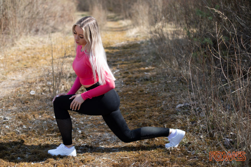 Beispielfoto eines Personal Trainers in einer Dehnübung in freier Natur