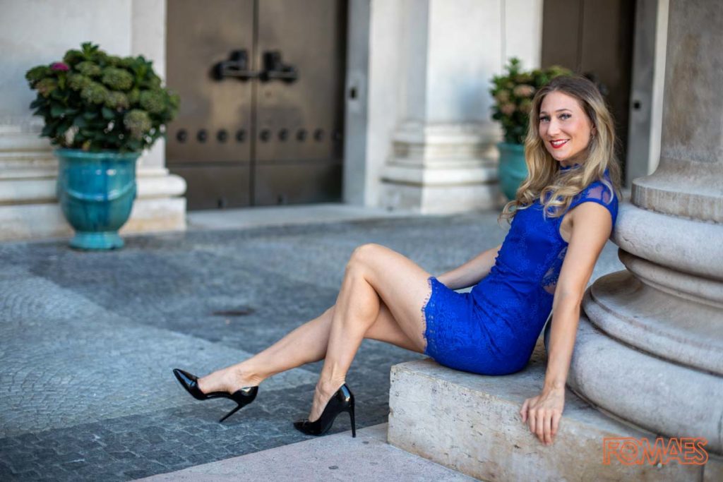 Elegante, junge Dame in blauem Kleid in der Stadt fotografiert