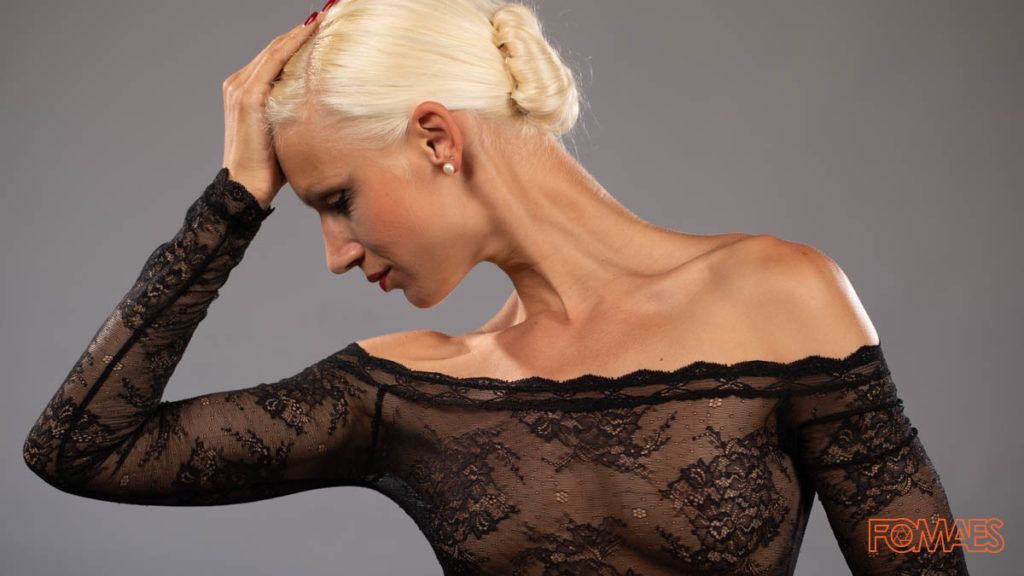 Eine statische und ausdrucksstarke Pose einer Frau in leicht durchsichtiger Kleidung