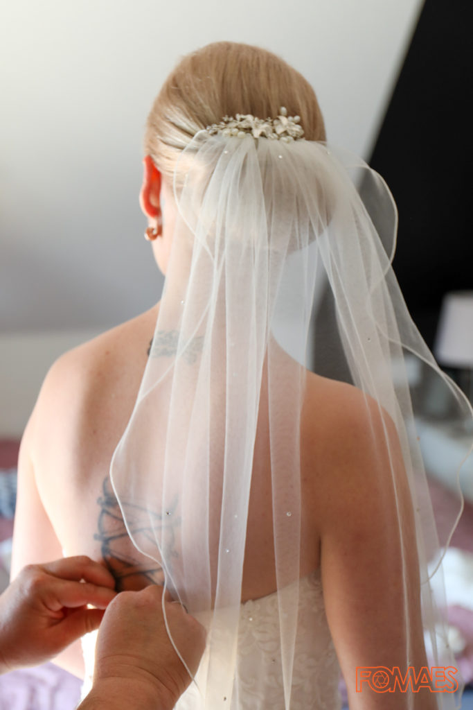 Das Brautkleid wird angezogen