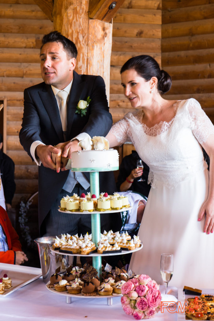 Hochzeitstortenanschnitt mit Ablenkung